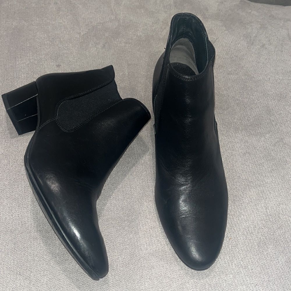 Paul Green black leather 1.5” booties